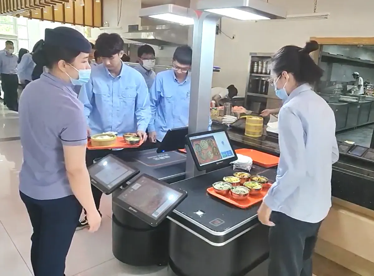 スマート食堂 AI精算端末の利用風景